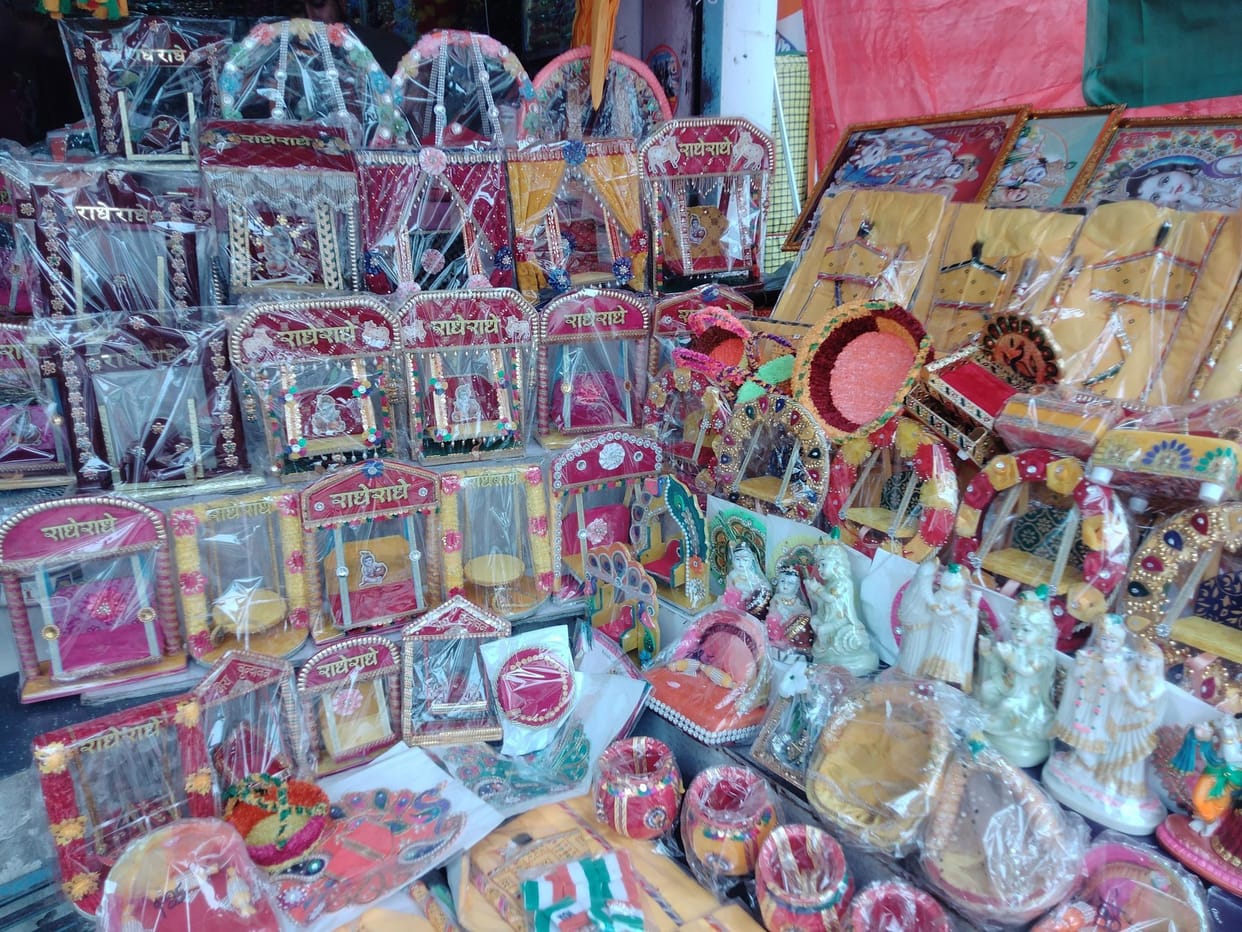 Siddharthnagar News: Markets decorated for Shri Krishna Janmashtami, peacock feathers, flutes galore