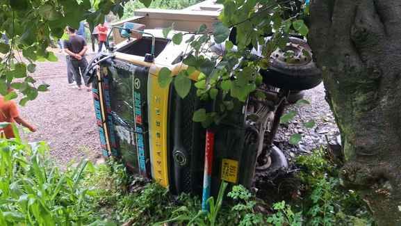 A high speed truck overturned on Bani-Basohli road, accident averted