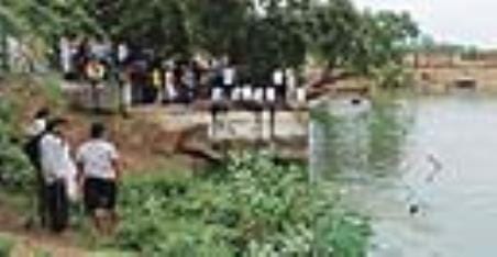 A young man drowned while bathing in the pond, his body was found three hours later, Mukesh didn't know how to swim.