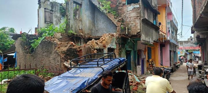 House collapsed in the middle of the night, family narrowly escaped