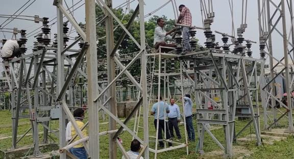 UP: Power Corporation takes a major decision, now outsourced power workers can work till the age of 60