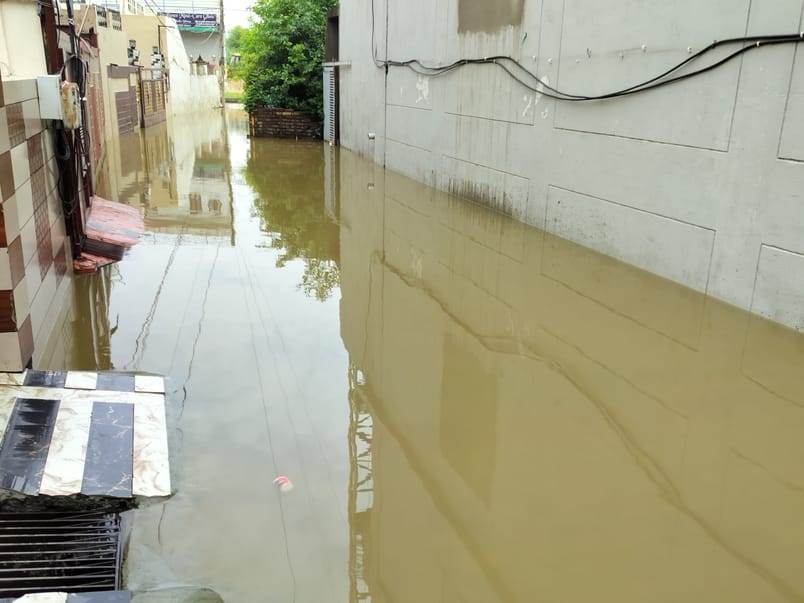 Due to heavy rains, 100 houses and shops got flooded, the affected people blocked the NH