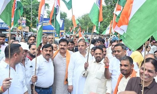 Yatra taken out with 51 feet long tricolor