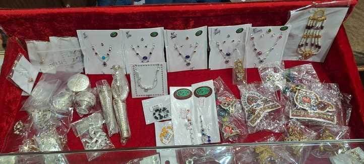 Kanha will wear jeweled ornaments