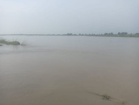 36 thousand cusecs of water is flowing in Yamuna, banks are getting eroded