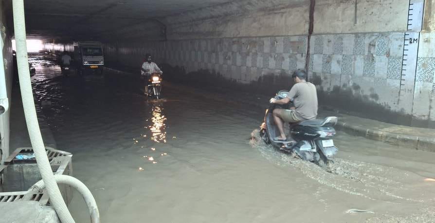Waterlogging due to rain, one and a half feet of water filled in railway underpass, traffic affected