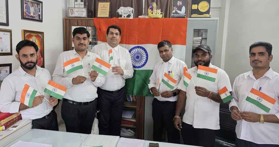 Tricolor flag presented to martyrs and saluted them