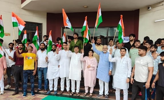 Due to rain, Tiranga Yatra turned into a Tiranga seminar