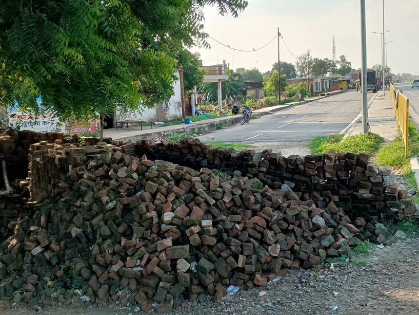 Where the road ends, notice is sent to remove encroachment, where the road is incomplete, the officials do not reach there
