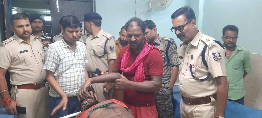 घटना की जानकारी लेते पुलिस अधिकारी