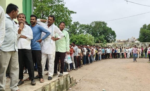 Sehore news:Fertilizer crisis grips Sehore, sleepless farmers struggle as elderly women wait in long queues