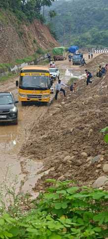 Stones fell near Basantpur bridge...truck and school bus got stuck, schools remained closed