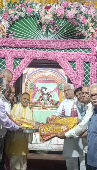 Thakur Keshavdev's dress came from Ahmedabad