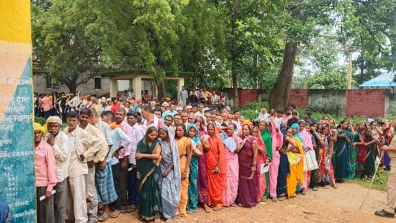 220 bags of fertilizer were distributed under police protection, more than 350 farmers returned disappointed