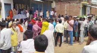 Siddharthnagar News : Farmers queue up since dawn for urea