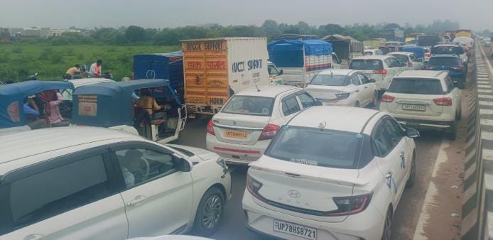 Vehicles were stuck in traffic jam for six hours near Sarojini Nagar