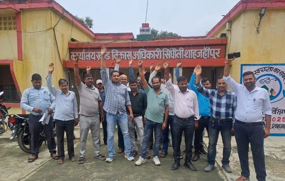 Rozgar sevaks who came to submit their demands had a tussle with BDO, protest started
