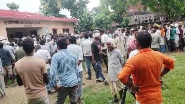 Fight for urea, three injured