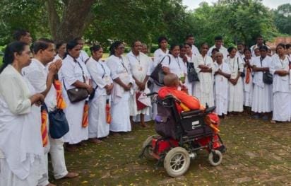 Followers from Sri Lanka prayed at Anandabodhi