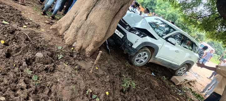 Woman dies in car accident, family members block the road