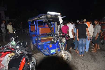 E-rickshaw overturned after being hit by a bull, young man died