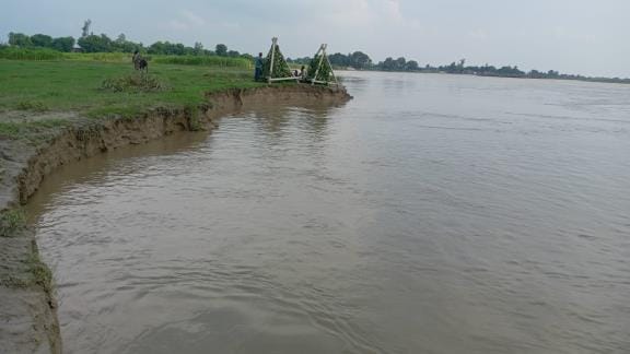 Saryu swelled again...water level increased, erosion also
