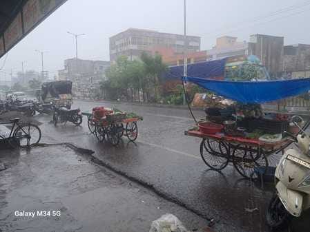 Intermittent rain continues in the district, heavy rains occurred in Dibai and Aahar
