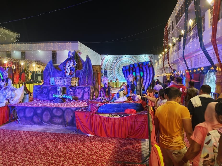 The decorated temple tableaus on the occasion of Shri Krishna Janmotsav captivated the minds of the devotees