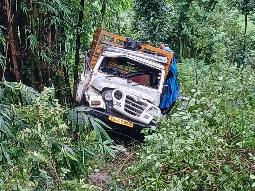 Vehicle fell into a ditch near Chamunda, four devotees died, 21 injured