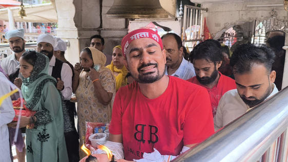 The devotee reached the court of the mother with lit lamps in his hand