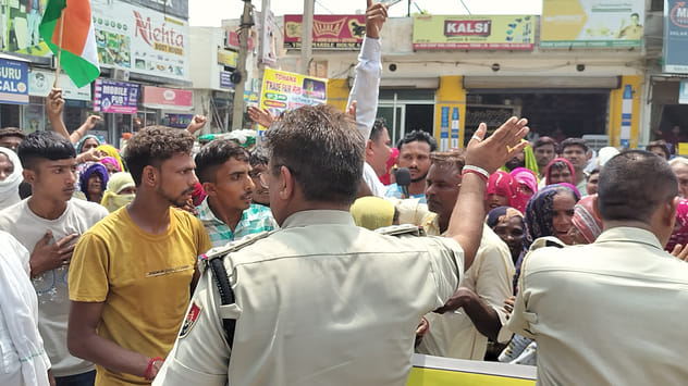 MNREGA workers demonstrated, when they started going towards the venue of the cabinet minister's program, the police stopped them