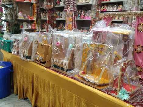 There is a lot of shopping for Kanha's dress and makeup items in the markets