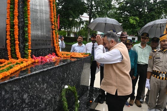 Independence Day was celebrated by paying floral tribute to the martyrs