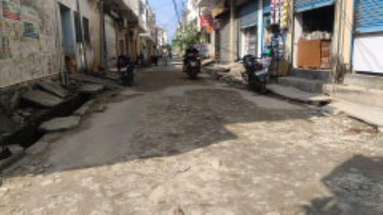The hope of renovation of dilapidated roads is fading away