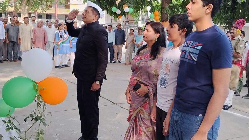 Divisional Commissioner and DM hoisted the flag at their offices