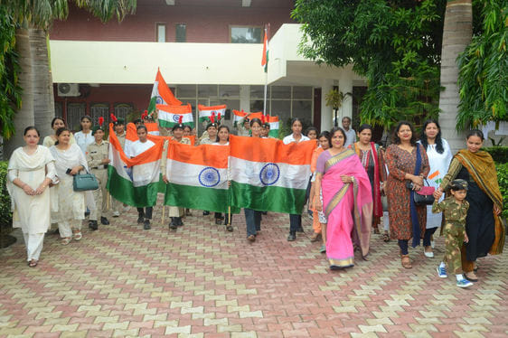 Tricolor procession taken out in Hindu Kanya College