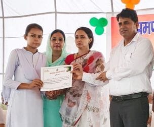 Anshu, daughter of Danoda village, received honor