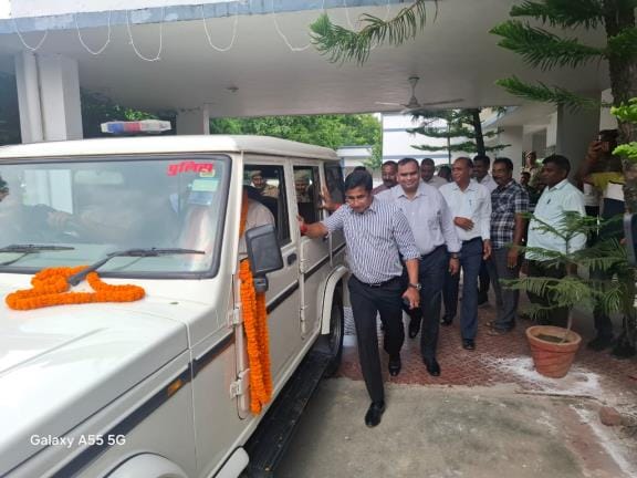 SP bid farewell to RI by pushing his car