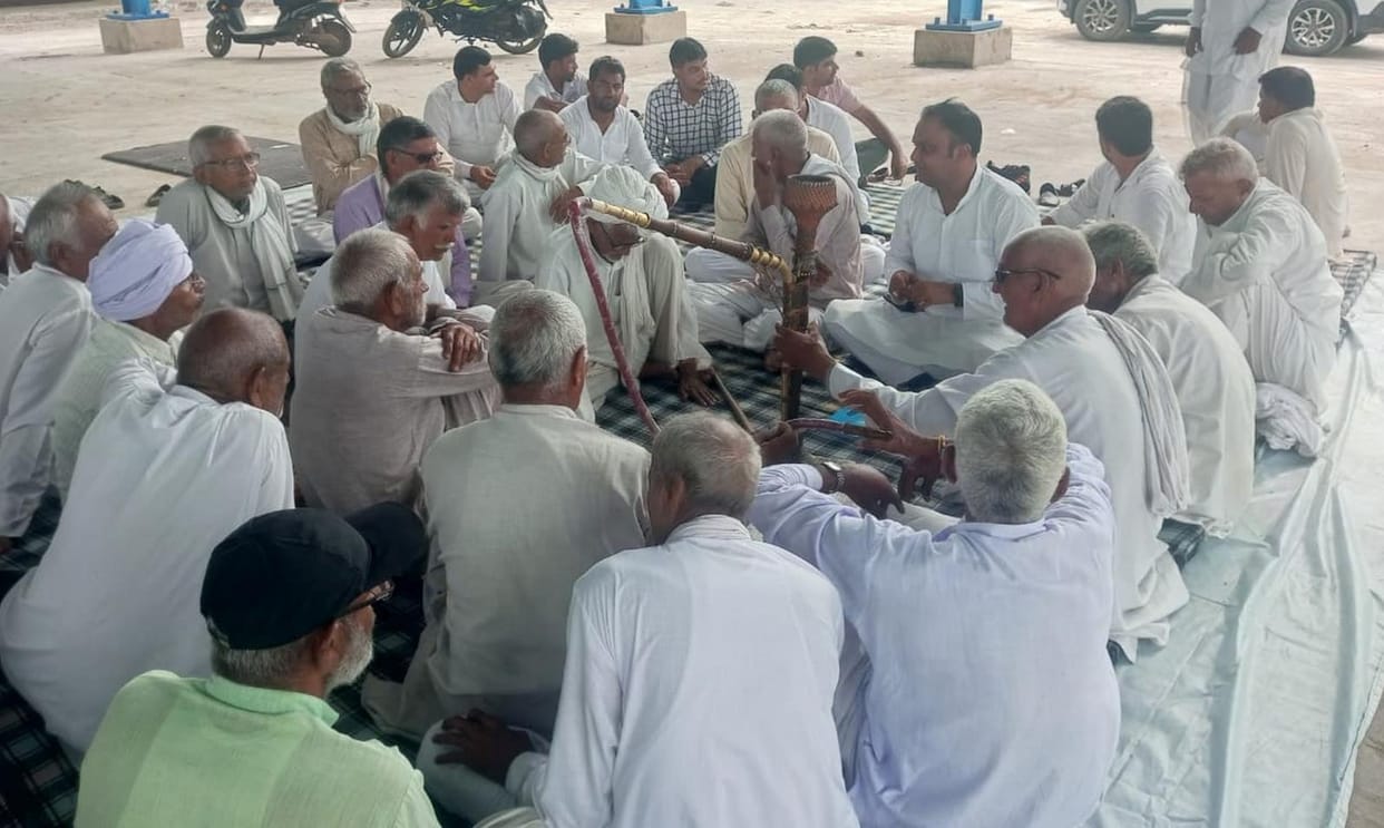 Farmers' protest continues for crop insurance amount