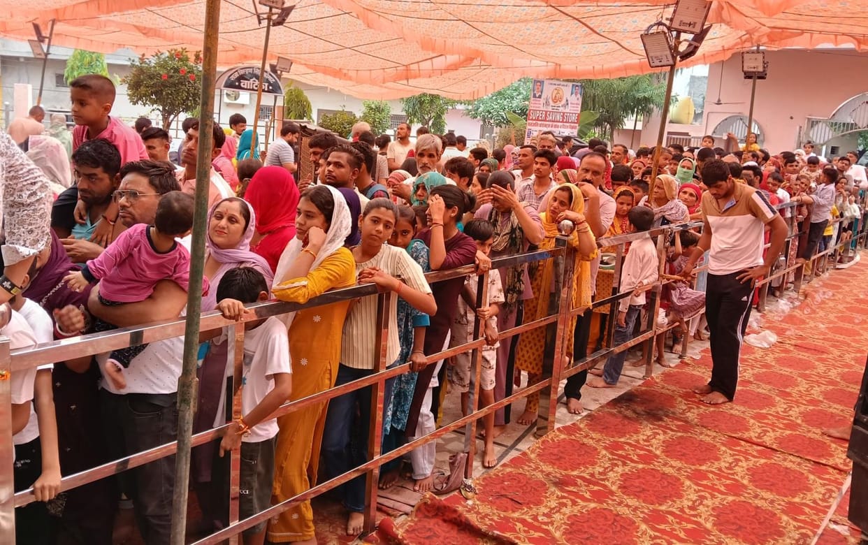 10 thousand devotees reached Baba Swami Dayal Dham and offered prayers
