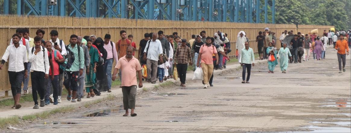 Cross the barrage on foot, buses are available across the bridge