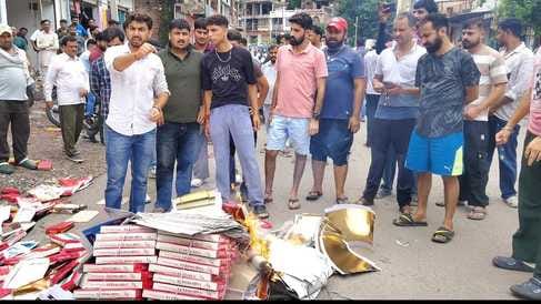 Allegations of obscene act in Fintar Chowk, people threw printing press items and set them on fire