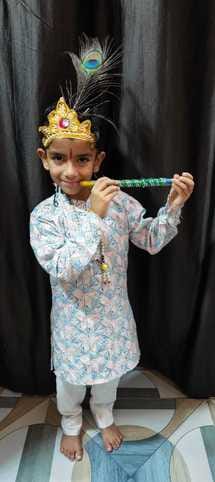 On the occasion of Janmashtami festival, as soon as the clock struck 12, Kanha's praises echoed and devotees danced to the bhajans