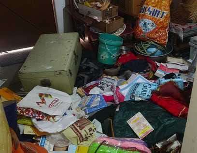 चोरी के बाद बिखरा पड़ा सामान।