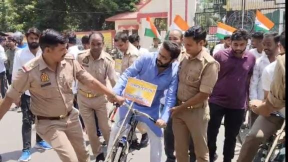 Gorakhpur News: Cycle rally taken out for restoration of student union, police stopped it