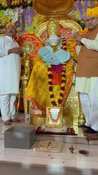 Sai Baba was given Mangal Snan with 125 liters of milk