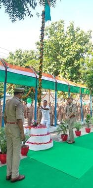 SP hoisted the flag, honored policemen