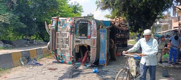 Truck loaded with potatoes overturned, traffic disrupted