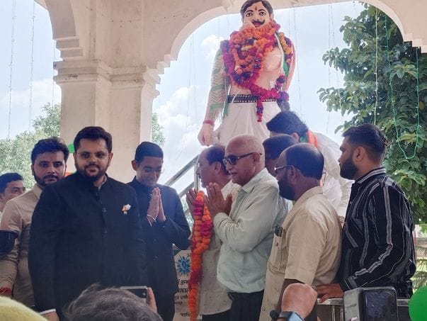 Flag hoisting took place amidst patriotic songs, salute given