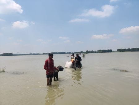 Ganga four cm away from red mark, migration from villages begins